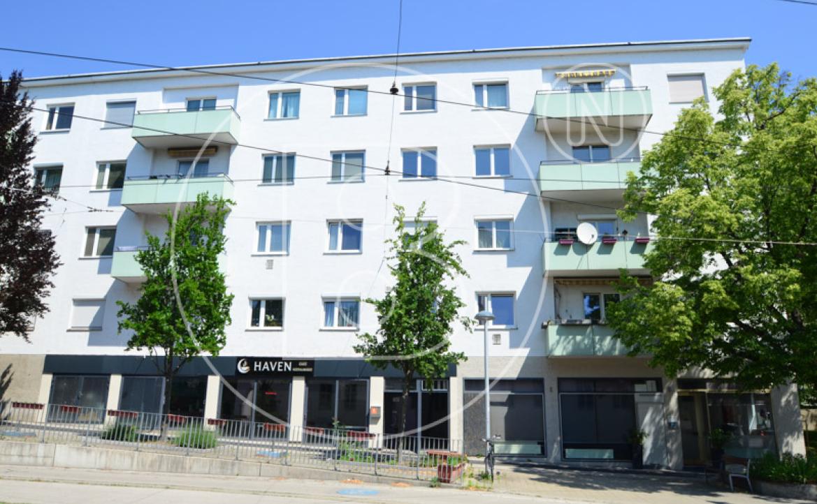 <p>Renovierungsbedürftige 3-Zimmer-Balkon-Wohnung!</p> - 2