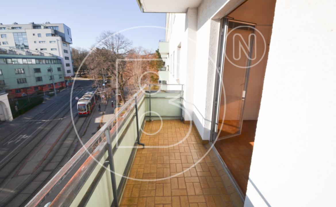 <p>Renovierungsbedürftige 3-Zimmer-Balkon-Wohnung!</p> - 10