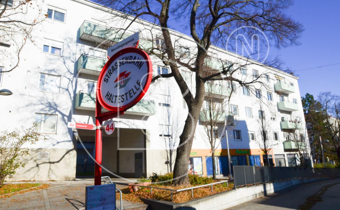 <p>Renovierungsbedürftige 3-Zimmer-Balkon-Wohnung!</p> - 30