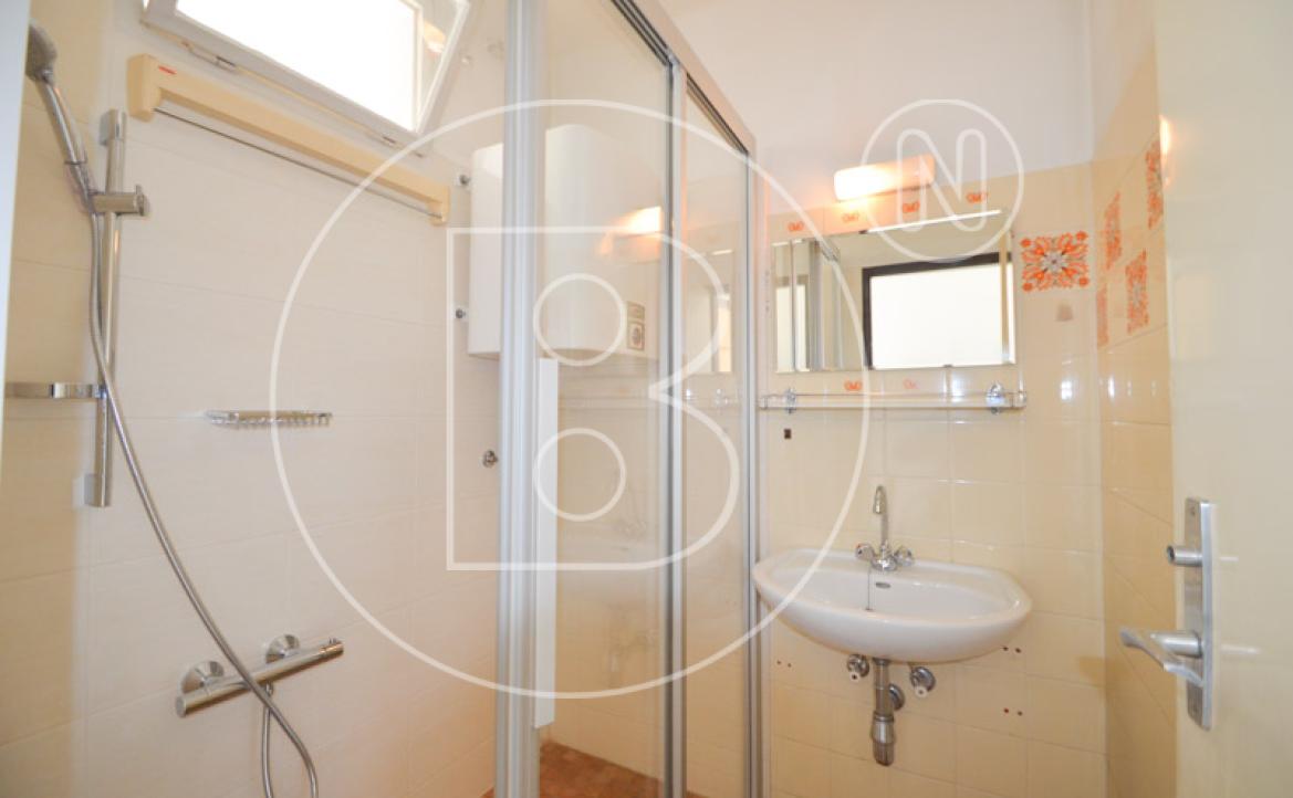 <p>Renovierungsbedürftige 3-Zimmer-Balkon-Wohnung!</p> - 24