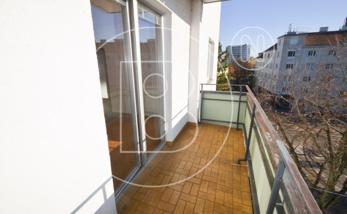 <p>Renovierungsbedürftige 3-Zimmer-Balkon-Wohnung!</p> - 11