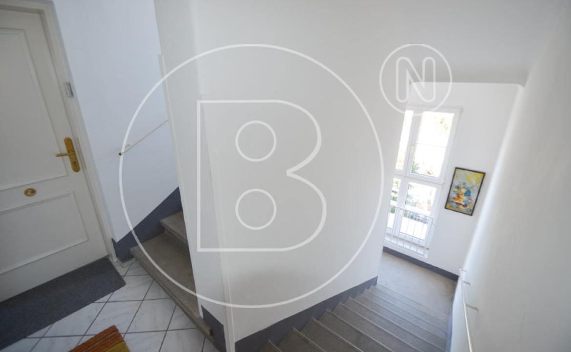 <p>Befristet vermietete 3-Zimmer-Balkon-Altbauwohnung in hervorragender Lage! </p> - 24