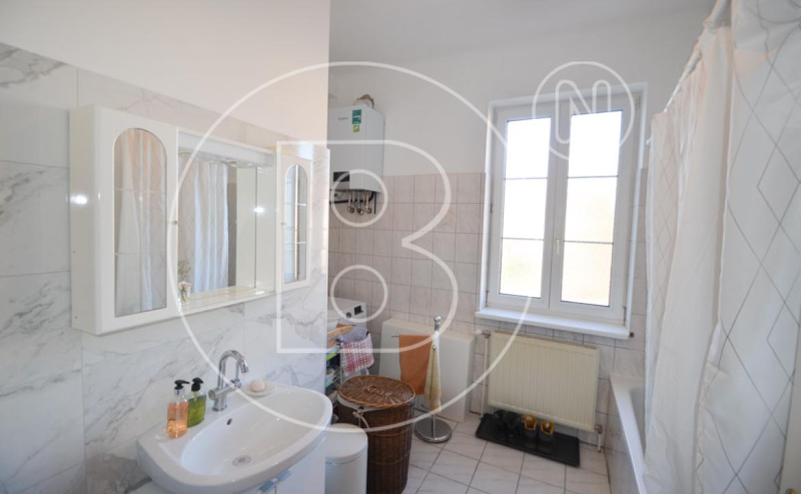 <p>Befristet vermietete 3-Zimmer-Balkon-Altbauwohnung in hervorragender Lage! </p> - 20