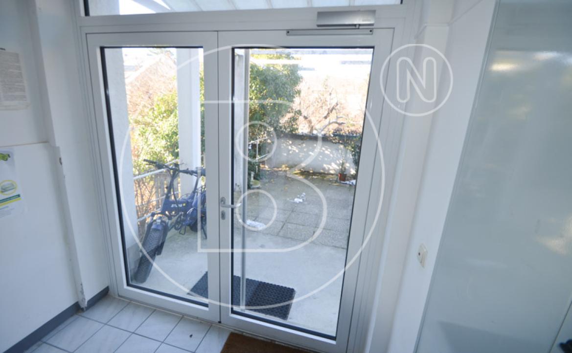 <p>Befristet vermietete 3-Zimmer-Balkon-Altbauwohnung in hervorragender Lage! </p> - 27