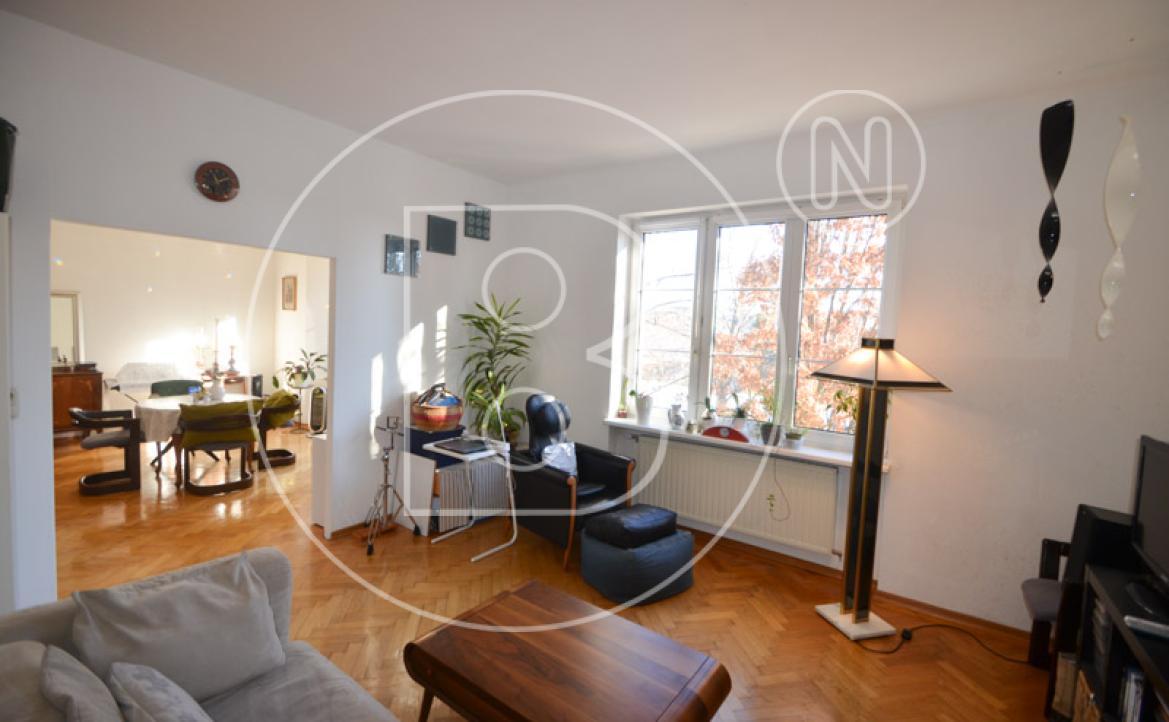 <p>Befristet vermietete 3-Zimmer-Balkon-Altbauwohnung in hervorragender Lage! </p> - 12