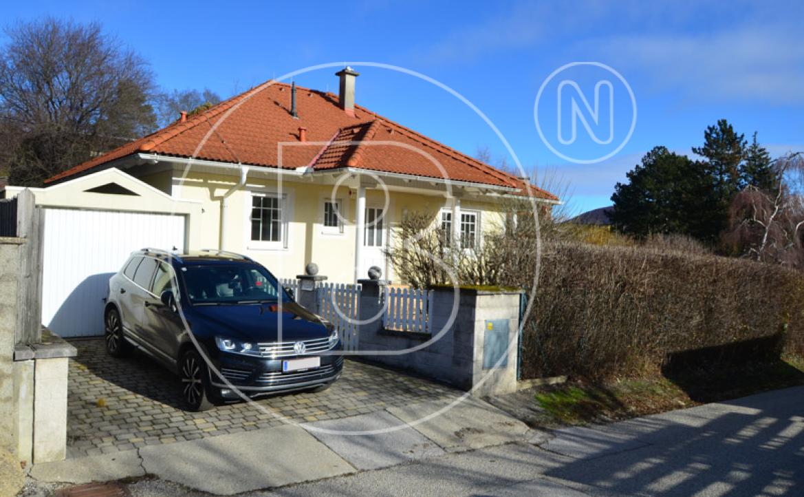 <p>Charmantes, renovierungsbedürftiges Einfamilienhaus in schöner Umgebung!</p> - 1