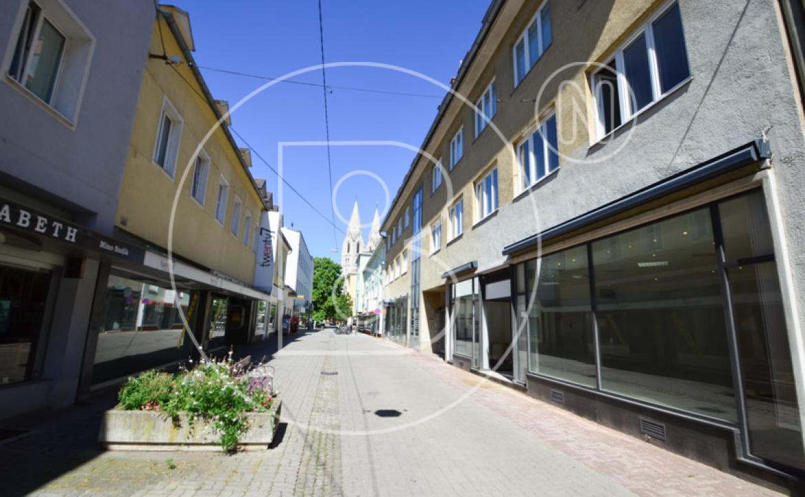 <p>Gepflegtes Wohn- und Geschäftshaus in zentraler Lage mit viel Potential!</p> - 3