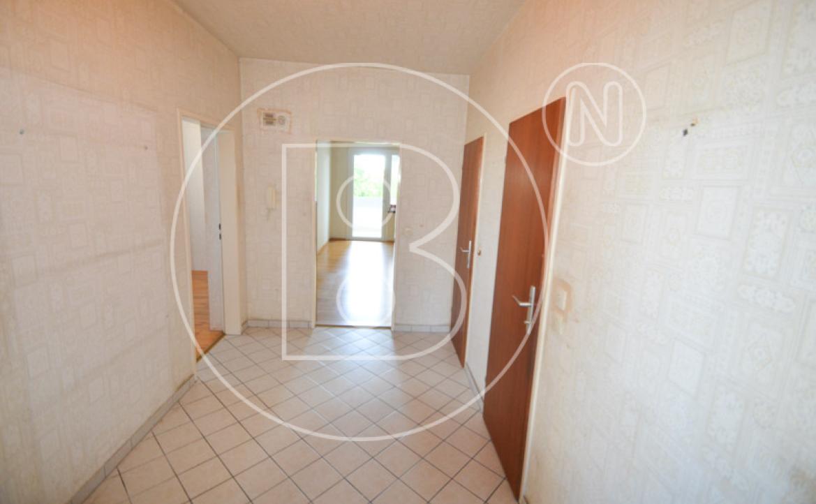 <p>Renovierungsbedürftige 3-Zimmer-Loggia-Wohnung in guter Lage!</p> - 20