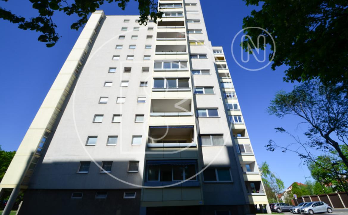 <p>Renovierungsbedürftige 3-Zimmer-Loggia-Wohnung in guter Lage!</p> - 3