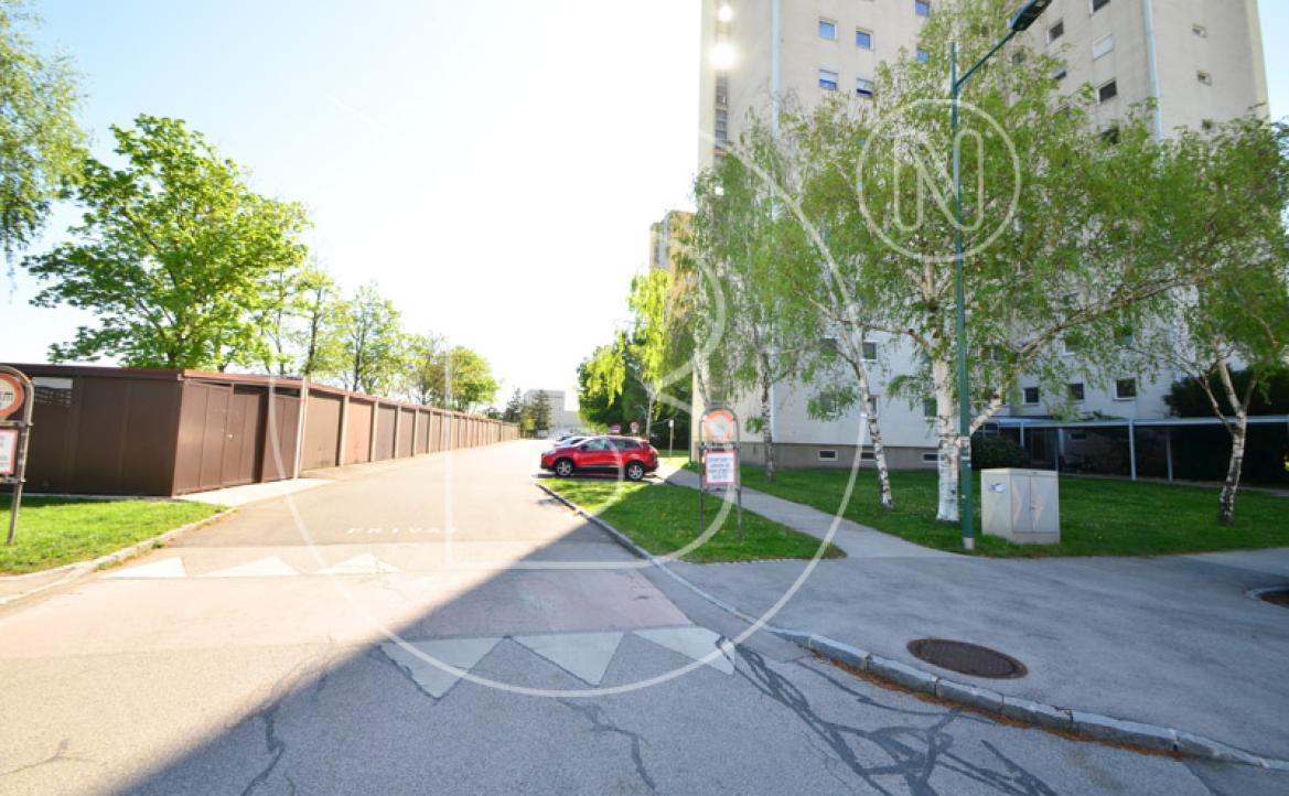 <p>Renovierungsbedürftige 3-Zimmer-Loggia-Wohnung in guter Lage!</p> - 32