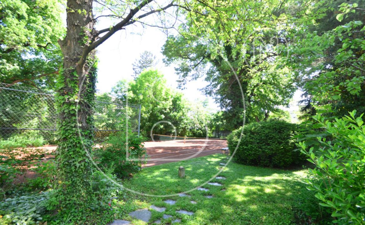 <p>Einfamilienhaus in zentraler Bestlage mit Tennisplatz auf parkähnlichem Grund!</p> - 9