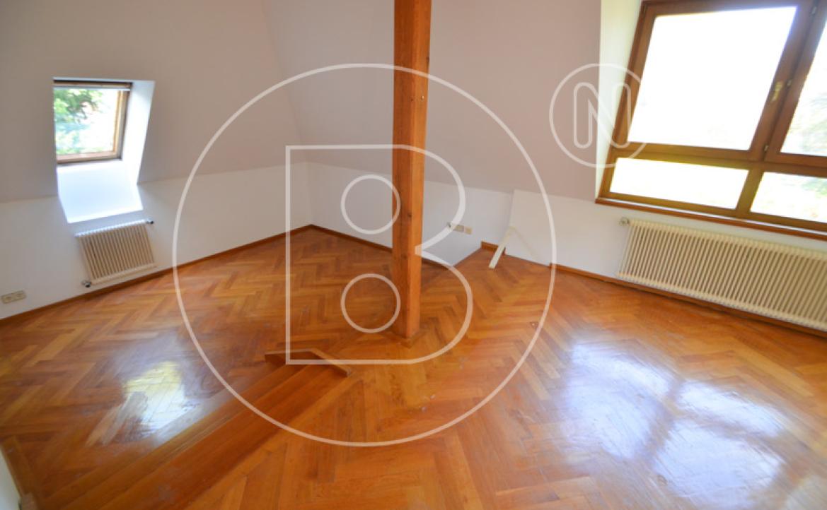 <p>Einfamilienhaus in zentraler Bestlage mit Tennisplatz auf parkähnlichem Grund!</p> - 27