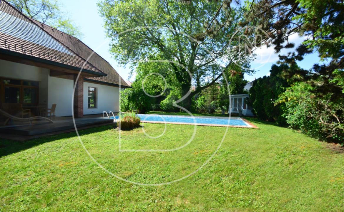 <p>Einfamilienhaus in zentraler Bestlage mit Tennisplatz auf parkähnlichem Grund!</p> - 5