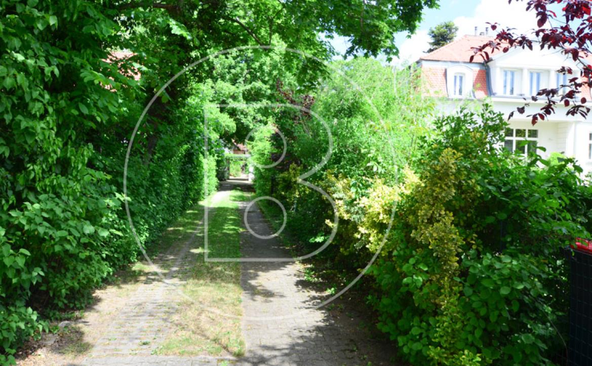 <p>Einfamilienhaus in zentraler Bestlage mit Tennisplatz auf parkähnlichem Grund!</p> - 30