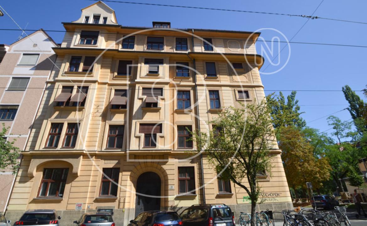 <p>Prächtiges Eckzinshaus in phantastischer Lage mit viel Entwicklungspotential!</p> - 1