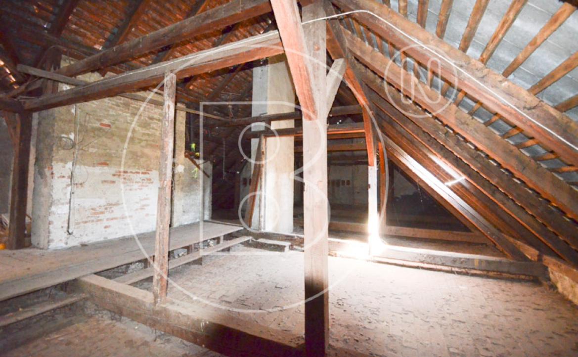 <p>Prächtiges Eckzinshaus in phantastischer Lage mit viel Entwicklungspotential!</p> - 30
